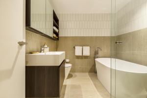 Sophisticated Designer Condo w City & Bay Views