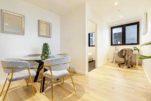 Sophisticated Designer Condo w City & Bay Views