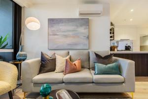 Sophisticated Designer Condo w City & Bay Views