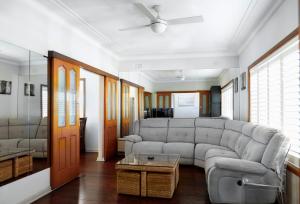 Home Away From Home - 3 Bedroom House Sleeps 6 - Parking