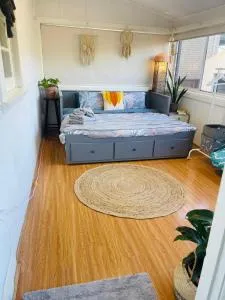 Mystic Gardens with private entrance and bathroom - 西草地