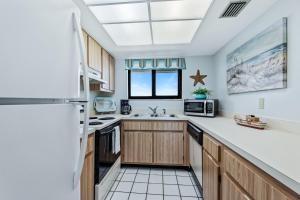 Ocean View 7th Floor Pool Walk to Shopping & Dining Ocean Trillium Condo #701