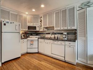 ~ Fish Cottage ~ NSB Sanctuary Pool Courtyard View Coronado Arms B11