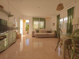 Dúplex mediterráneo con piscina y cenador