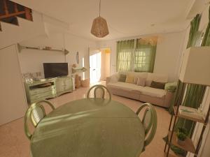 Dúplex mediterráneo con piscina y cenador