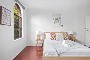 Luxe Ensuite Queen Room - Close to Stations & Shops