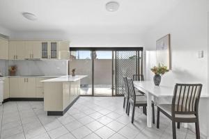 Luxe Ensuite Queen Room - Close to Stations & Shops