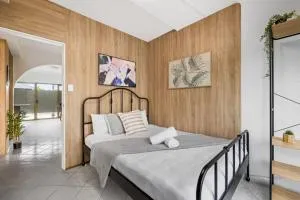 Lovely Private Queen Room - Nearby Station & Shops - Shared Bathroom - Narwee