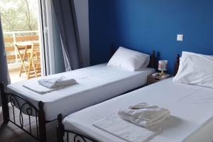 House with a pool, 2 from the beach