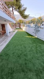 House with a pool, 2 from the beach