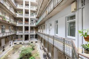 Studio Apartment in heart of Bartok Bela Boulevard