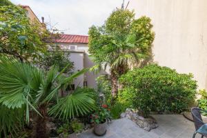 Nur 100 Meter zum Sandstrand mit mediterranem Garten