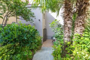 Nur 100 Meter zum Sandstrand mit mediterranem Garten