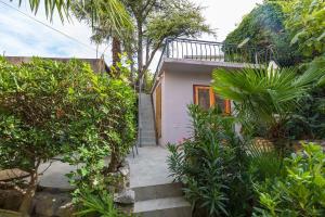 Nur 100 Meter zum Sandstrand mit mediterranem Garten