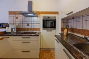 Nur 100 Meter zum Sandstrand mit mediterranem Garten