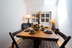 Herga Wine Estate - Nest above wine cellar - rooms