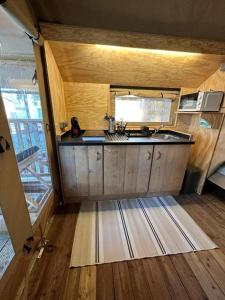 Camping Miramar Playa - tienda familiar