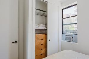 Blueground Lenox Hill kitchen ac wd NYC-1543