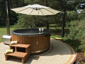 Deluxe Holiday Zdrojowa -Willa typu Alpejskiego w Borach Tucholskich-Całoroczna Balia z jacuzzi-Prywatny las i strumyk -Duża Wiata grillowa
