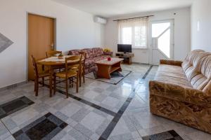 Tolles Apartment mit Pool, Meerblick, BBQ, Liegen, Außendusche