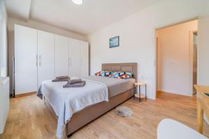 Modern Apartment With Balcony And Garage - Happy Rentals