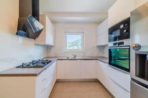 Modern Apartment With Balcony And Garage - Happy Rentals