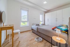 Modern Apartment With Balcony And Garage - Happy Rentals