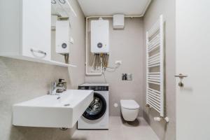 Modern Apartment With Balcony And Garage - Happy Rentals