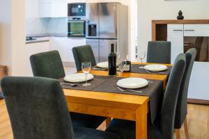 Modern Apartment With Balcony And Garage - Happy Rentals