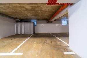 Modern Apartment With Balcony And Garage - Happy Rentals