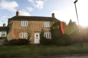 Cosy cottage in Northborough, private secure parking, woodburner, fast Wi-Fi, pub nearby - Tallington