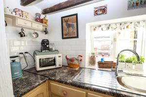Cosy cottage in Northborough, private secure parking, woodburner, fast Wi-Fi, pub nearby