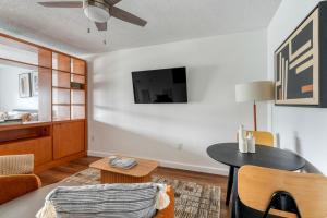 Blueground Gateway gym pool near soccer ATX-244