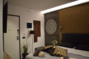 ΜΙΚΡΗ ΣΟΥΙΤΑ ΣΤΟ ΚΕΝΤΡο