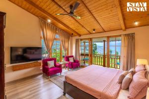 StayVista at The Oakridge 4BR in Chamba with Jacuzzi, nearby activities at Khajjiar Mini Switzerland of India