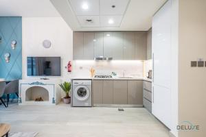 Charming 1BR Apartment in Azizi Riviera 30, Al Merkadh by Deluxe Holiday Homes