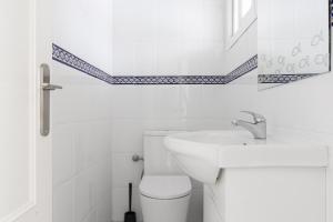 Charming 2-Bedroom Apartment with Terraces & Pool in Torrequebrada