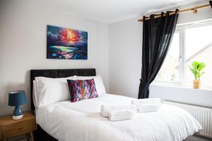 Stylish quaint home hosted by ESONGRACE Stays in Stoke-on-Trent - Perfect for Families - Contractors - Holiday makers - Emergency Housing - Professionals