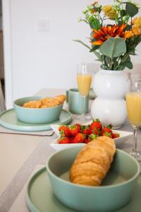 Stylish quaint home hosted by ESONGRACE Stays in Stoke-on-Trent - Perfect for Families - Contractors - Holiday makers - Emergency Housing - Professionals