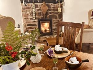 Devon 6-Bed Cottage with Country Views & Parking
