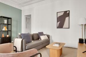 Blueground El Born furnished equipped BCN-34