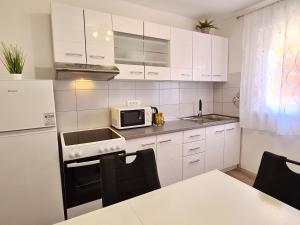 Apartment Ćelić with Terrace