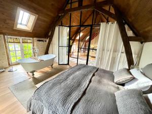 Villas Maison de vacances avec piscine chauffee, jacuzzi et jardin prive - proche circuit des 24h du Mans : photos des chambres