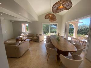 Maisons de vacances Maison pour 12p, piscine a debordement chauffee d-avril a octobre inclus : photos des chambres