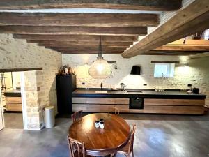 Villas Maison de vacances avec piscine chauffee, jacuzzi et jardin prive - proche circuit des 24h du Mans : photos des chambres