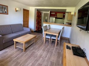 Appartement cosy avec accès direct aux pistes, espace bien-être et piscine chauffée - FR-1-181-2813