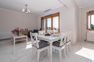 Vacation house with a panoramic sea view and forest