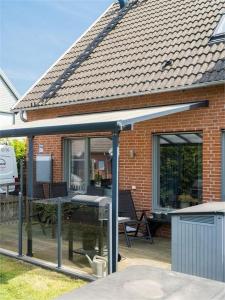 5-Bed-Rooms House with Jacuzzi, Free Parking, and 2 Toilets-Bath in Malmö