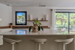 Vue sur parc avec pétanque, basket, clim et Tramway