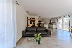 Vue sur parc avec pétanque, basket, clim et Tramway